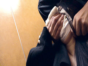 [閲覧注意]輪姦レイプ映像　ノーカット無編集「婦女強姦犯罪記録」　子宮蹂躙！　クロロホルムとスタンガンで昏睡、媚薬で悶絶　マワされ続ける豊満な人妻の肉体は縛り上げられ無限肉奴隷と化す！ サンプル動画サムネイル